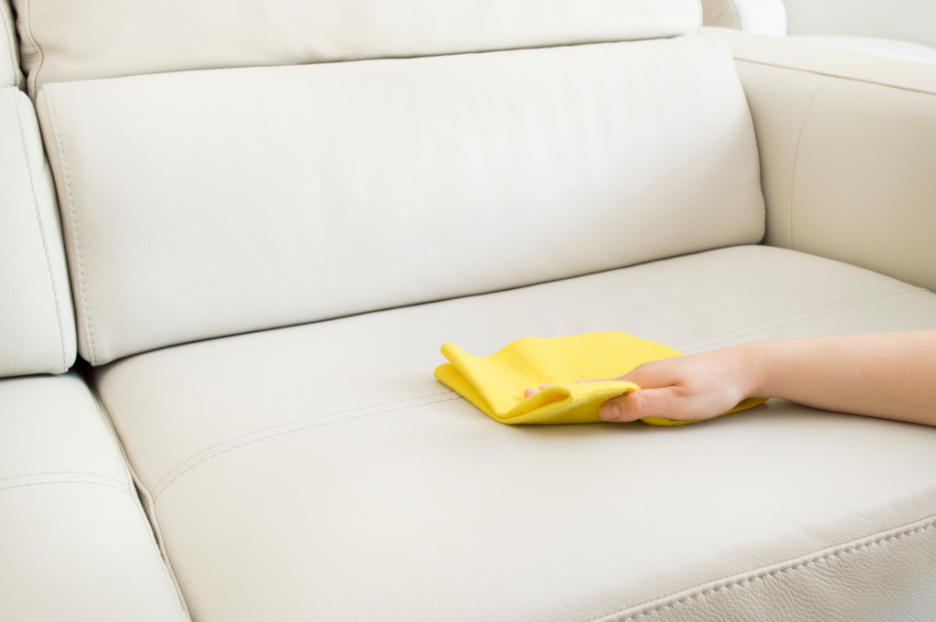 Nettoyer un canapé en microfibre : conseils et étapes à suivre